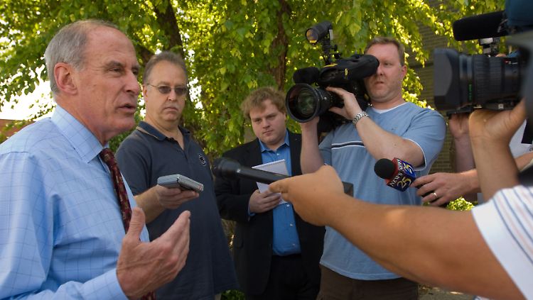 Dan Coats (l.), hier bei einer Wahlkampfveranstaltung vor einigen Jahren, war einst Senator von Indiana - mittlerweile ist er Nationaler Geheimdienstdirektor. Und wenn die Berichte über ihn stimmen, könnte er ein Problem für Trump werden.