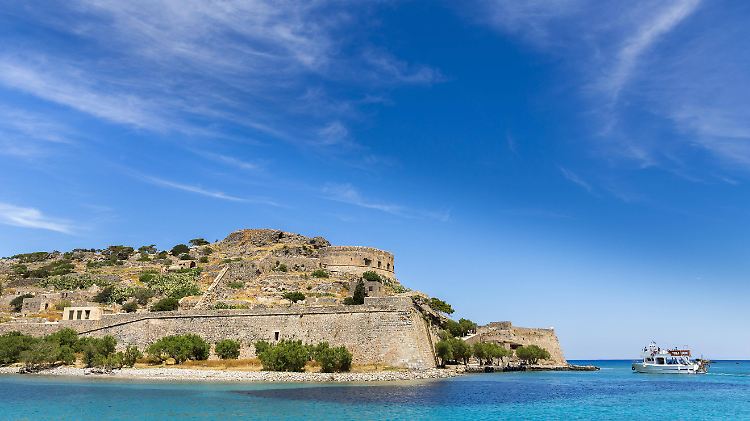 Festung auf der unbewohnten griechischen Insel Spinalonga oder Kalydon im Golf von Mirabello.