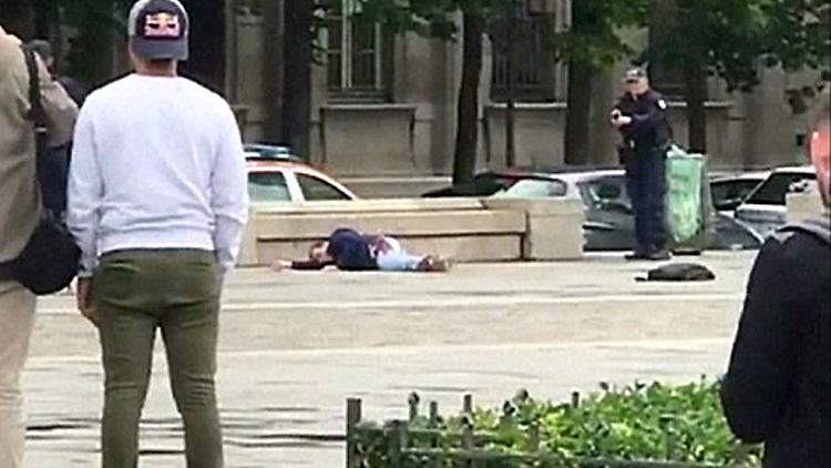 Der Angreifer wurde von einem Polizeischützen außer Gefecht gesetzt.