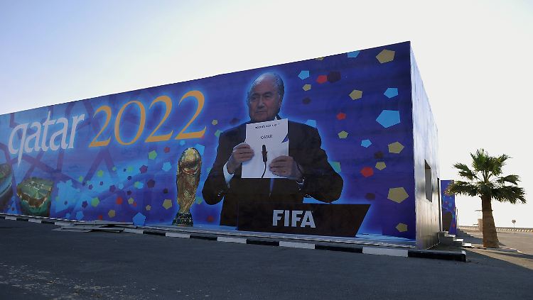 Die WM wurde noch in der Ära von Sepp Blatter an Katar vergeben. Die Entscheidung ist höchst umstritten.
