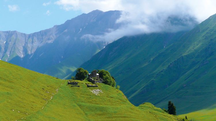 "Es ist die Schönheit, die abgründig und überall ringsum erschütternde Schönheit", schrieb Boris Pasternak 1932 über Georgien. Das Foto zeigt das Skigebiet Gudauri im Sommer.