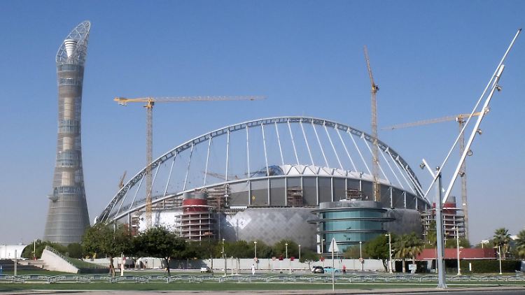 An den Stadien der Fußball-WM in Katar wird kräftig gebaut - auch die Situation der Arbeiter auf den WM-Baustellen hat zuvor für heftige Kritik gesorgt.