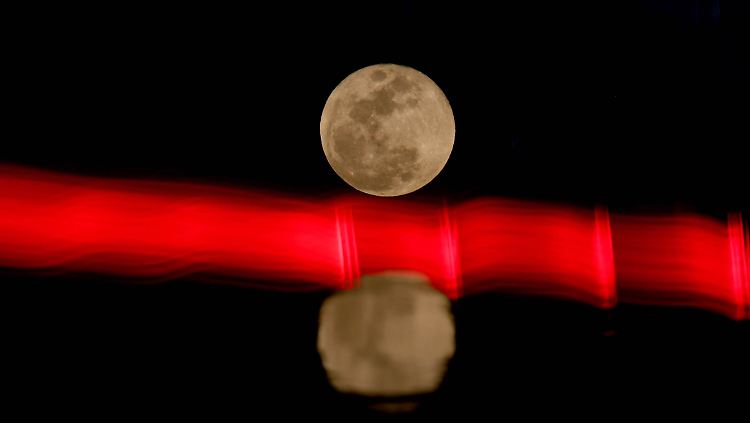 Vollmond über einem See in der chinesischen Provinz Jiangsu: China will den Mond erobern.