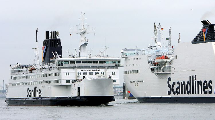 Die Scandline-Fähren "Mecklenbug-Vorpommern" (r.) und "Kronprinz Frederick" im Jahr 2007. 