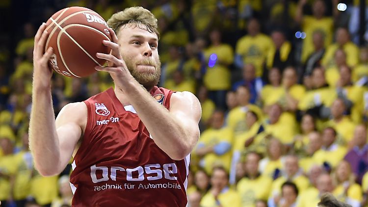 Oldenburgs Chris Kramer (r.) kann Bambergs Nicolo Melli nicht am Wurf hindern.