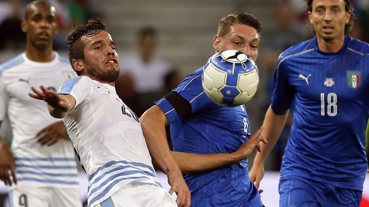 Uruguays Alvaro Gonzalez (l) und Italiens Andrea Belotti kämpfen um den Ball.