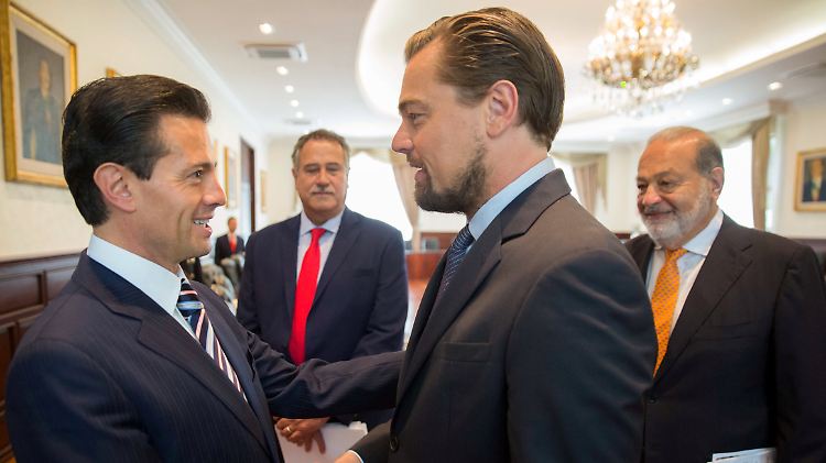 Handschlag für den Artenschutz: Der mexikanische Präsident Peña Nieto sagt DiCaprio seine Hilfe zu - Milliardär Carlos Slim (r.) findet's klasse.