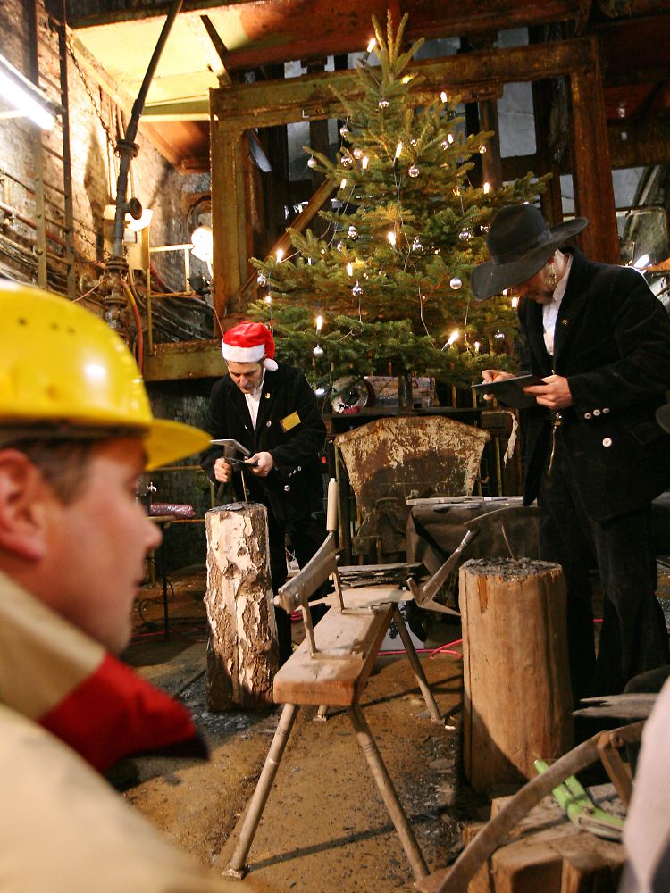 Weihnachtsmarkt im Bergwerk Rammelsberg in Goslar: Zimmerleute stellen Weihnachtsschmuck aus Schieferplatten her. (Archivbild)