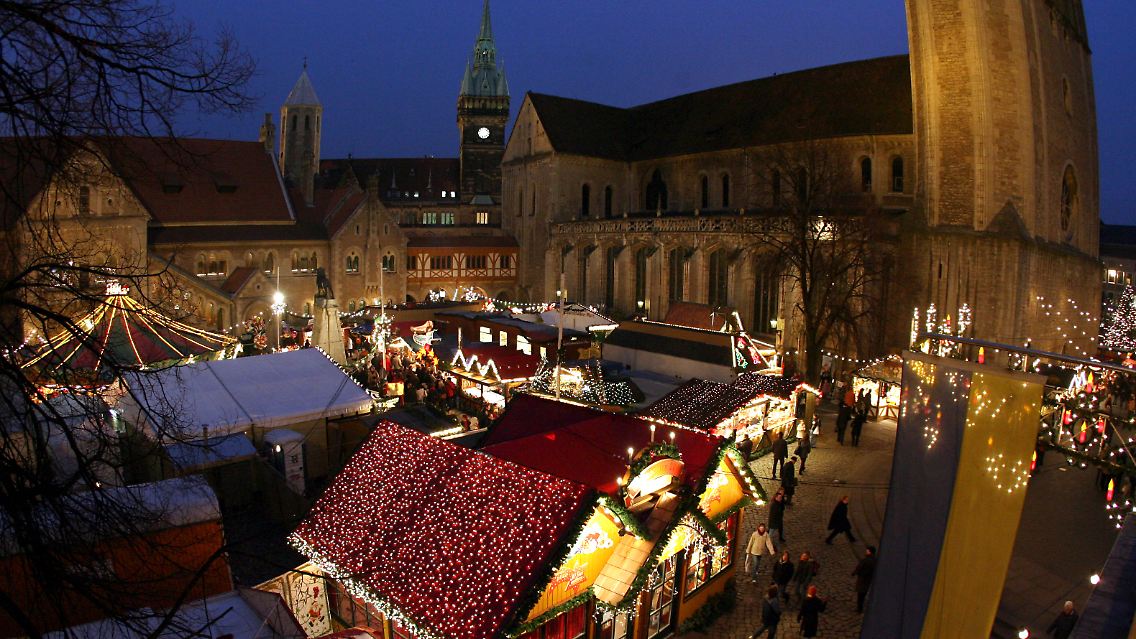 Weihnachtsmarkt auf dem mittelalterlich geprägten Burgplatz von Braunschweig. (Archivbild)