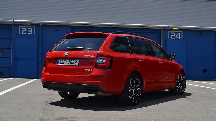 Hinter der Heckklappe des Octavia RS 245 verbirgt sich das, was man erwartet: viel Platz.