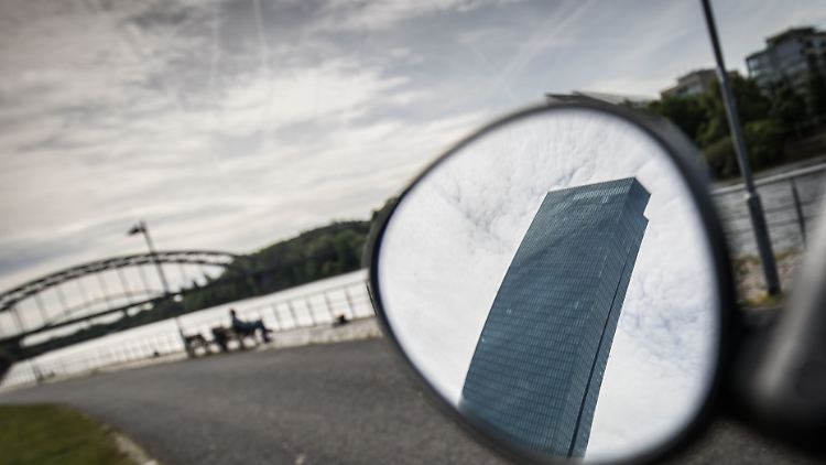 Ökonomen erwarten, dass Draghi heute den Konjunkturausblick der EZB anheben und damit ein Signal für eine künftig straffere Geldpolitik geben könnte. 