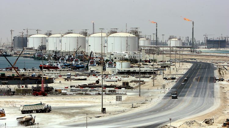 Blick über einen Teil der weitläufigen Gasanlagen von Ras Laffan bei Doha in Katar.