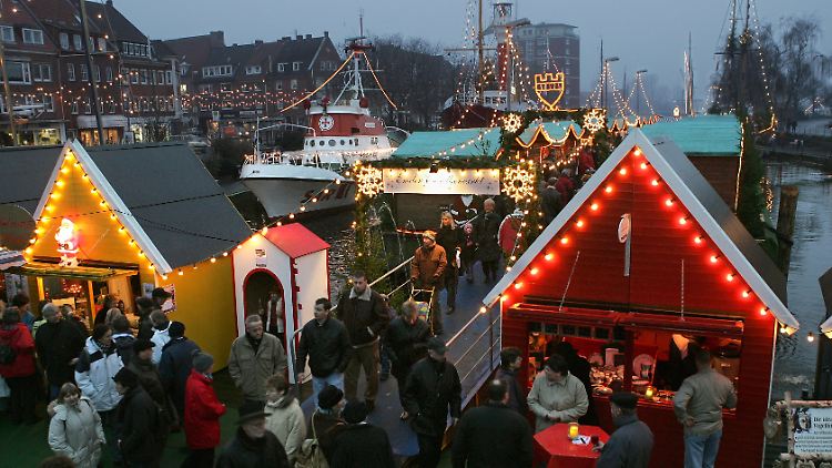 "Emder Engelkenmarkt": Der schwimmende Weihnachtsmarkt in Emden bietet eine ganz besondere Atmosphäre zwischen Museumsschiffen im Ratsdelfthafen und der Innenstadt.