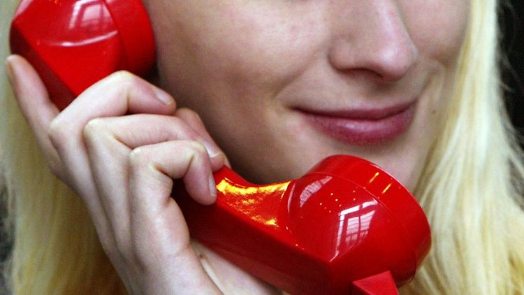 Fast jeder hat ein Handy, die Zahl der Festnetzanschlüsse ist dagegen rückläufig.
