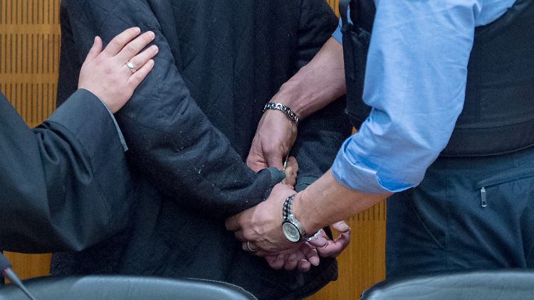 Dieser Islamist ging der Polizei ins Netz. Sein Fall wurde vor dem Landgericht in Frankfurt am Main verhandelt. Doch einige gesuchte Islamisten laufen frei herum.