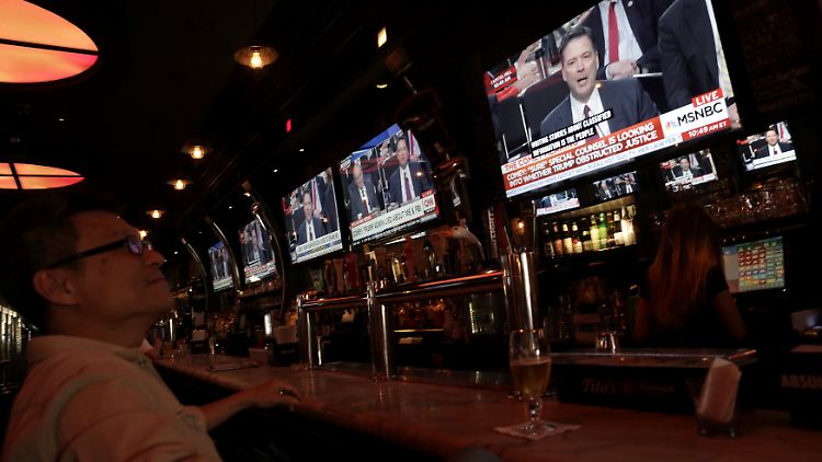 Obwohl die Anhörung nach amerikanischer Ostküstenzeit am Vormittag stattfand, sah sich dieser Mann die Übertragung in einer Tonic-Bar in New York an. Vermutlich genau der richtige Ort.