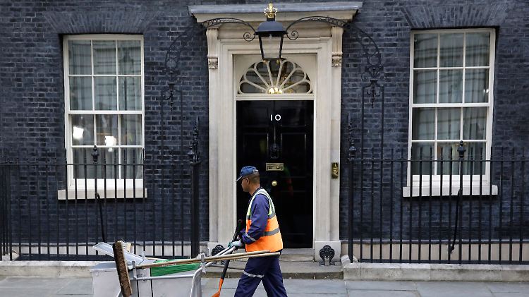 Großes Reinemachen vor Downing Street 10, dem Sitz der britischen Premierministerin Theresa May.