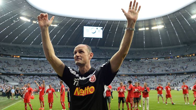 Gerade erst mit Regensburg in die 2. Liga aufgestiegen, nun bei Bundesligist Leverkusen angeheuert: Trainer Heiko Herrlich.