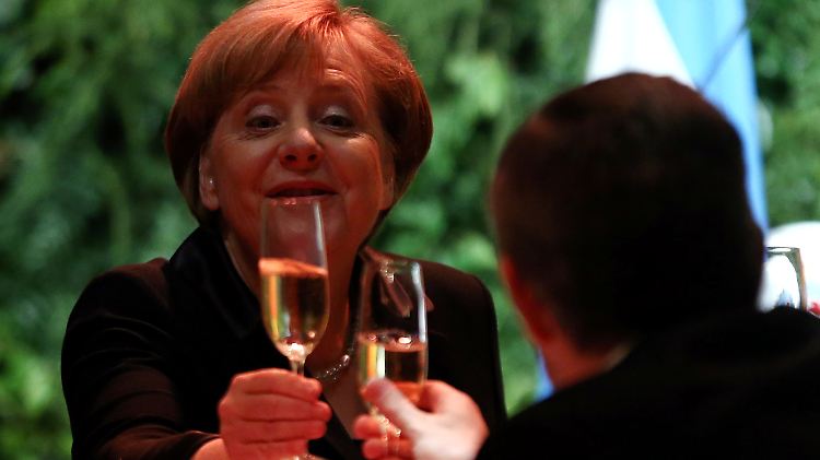 Merkel prostet beim offiziellen Abendessen dem argentinischen Präsidenten Mauricio Macri zu.