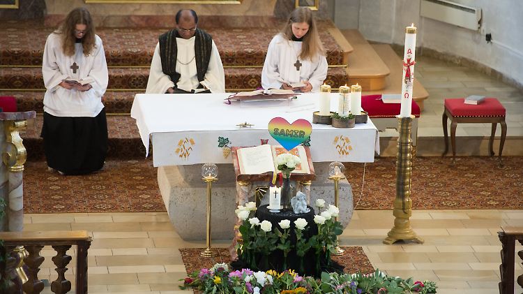 Bei dem Trauergottesdienst legten viele Kinder Blumen vor dem Altar ab.