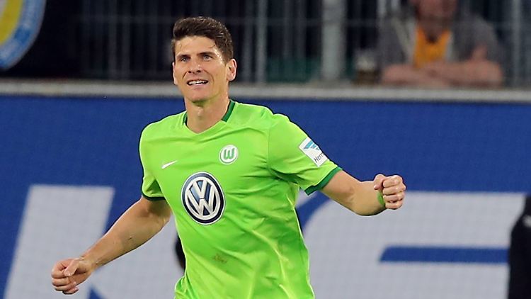 Mario Gómez macht nicht von seiner Ausstiegsklausel Gebrauch und bleibt beim VfL Wolfsburg.