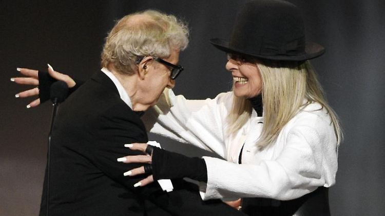 Woody Allen überreicht Diane Keaton den Life Achievement Award.