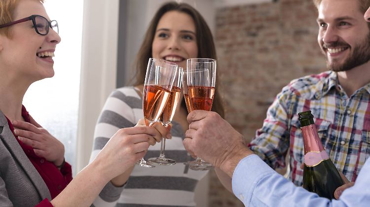 Der Arbeitgeber kann entscheiden, ob er Alkohol am Arbeitsplatz erlauben möchte.