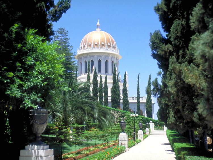 In Haifa flanieren Touristen durch die gepflegten Gärten des Bahaischreins.