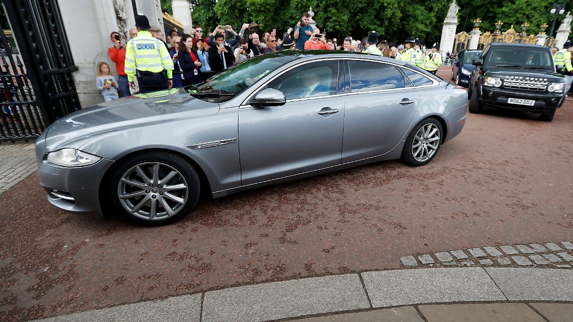 Die Limousine mit der Premierministerin an Bord vor dem Tor zum Buckingham Palace.
