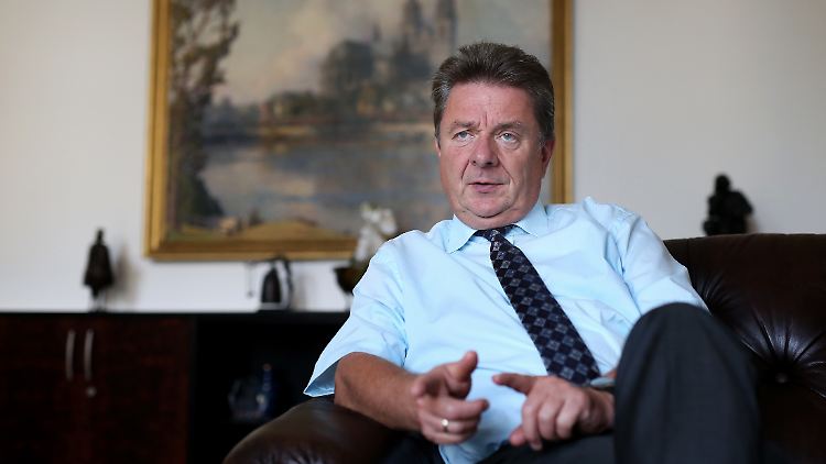 Trümper steht seit 2001 an der Spitze der sachsen-anhaltischen Landeshauptstadt.