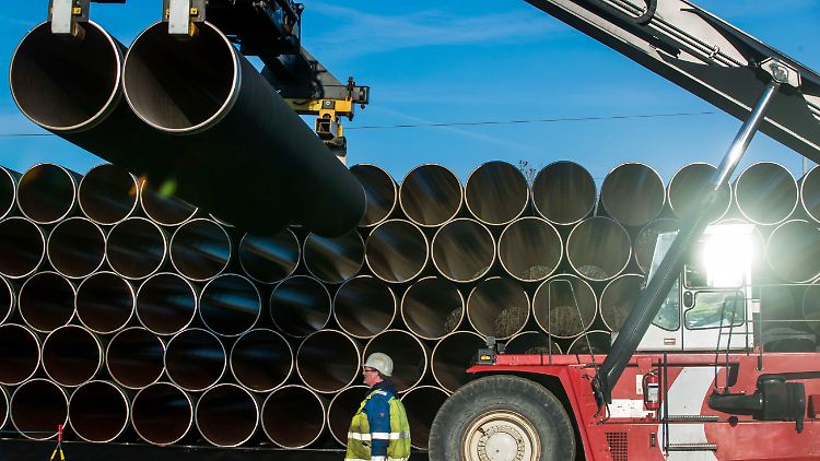 Ein Mitarbeiter überwacht Röhren für die künftige Erdgastrasse Nord Stream 2.