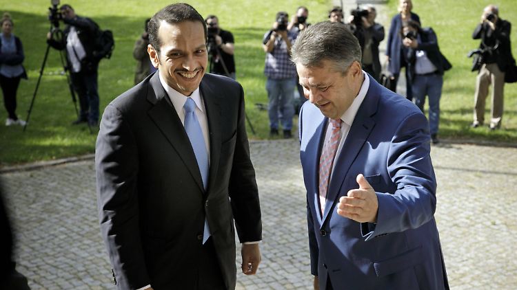 Stunde der Diplomatie: Deutschlands Außenminister Gabriel zeigt seinen katarischen Amtskollegen die historisch bedeutende Bibliothek von Wolfenbüttel. 