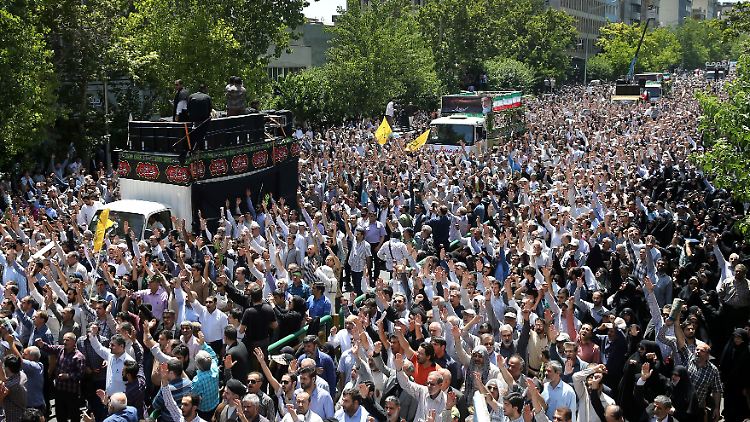 Zehntausende begleiten die Särge der Anschlagsopfer auf ihrem letzten Weg durch Teheran. 
