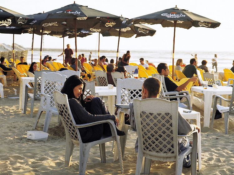 Entspannter Start: Tel Aviv bietet viel Strandleben und wenig Sittenstrenge.