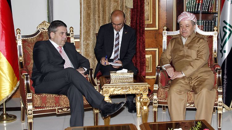 In Erbil halt Barzani bereits seit Jahren Hof wie ein Staatsmann - hier bei einem Gespräch mit dem deutschen Außenminister Gabriel im April.