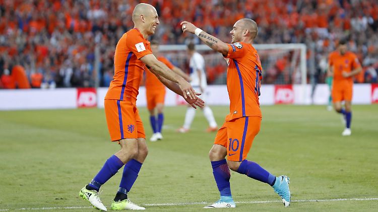 Wesley Sneijder (r.) feiert mit Arjen Robben das 1:0 der Niederländer.