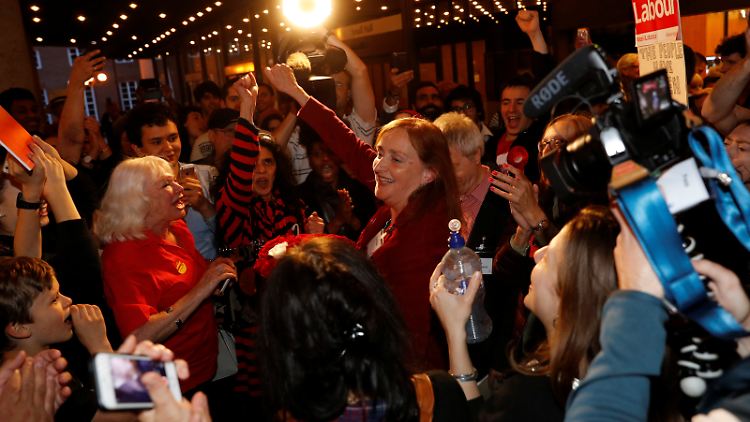 Emma Dent Coad (Mitte) feiert ihren denkbar knappen Gewinn in Kensington.