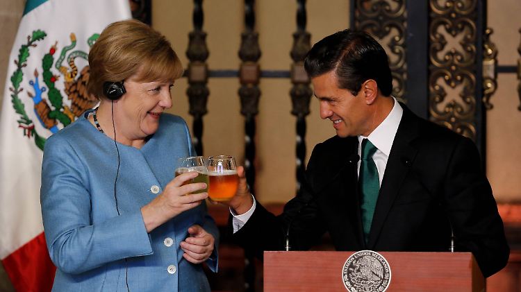 Anstoßen auf gute Beziehungen; Angela Merkel und der mexikanische Präsident Enrique Pena Nieto.