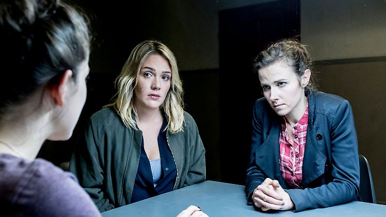 Emilia (links, Caroline Hartig) wird von  den Ermittlerinnen Heni Sieland (Mitte, Alwara Höfels) und Karin Gorniak (Karin Hanczewski) befragt.