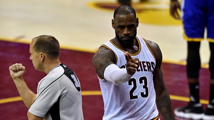 Furioses Comeback der Cavs: Auch dank Superstar LeBron James gehen die Finals in die Verlängerung.
