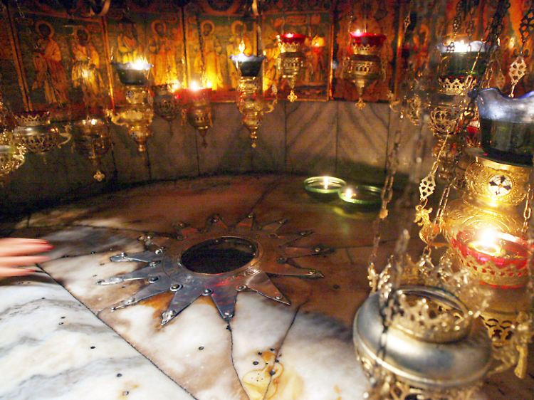 Der sogenannte Silberstern in der Geburtsgrotte unter der Geburtskirche Jesu Christi in Bethlehem.