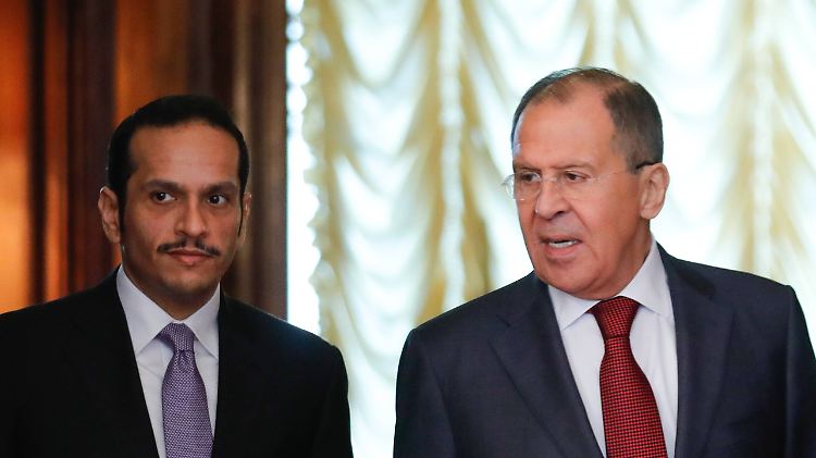 Russlands Außenminister Lawrow (rechts) mit dem katarischen Außenminister  Al-Thani.