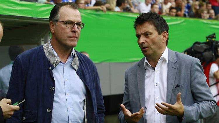 Tönnies (l.) hat nach wie vor großes Vertrauen in die Arbeit von Schalke-Manager Heidel.