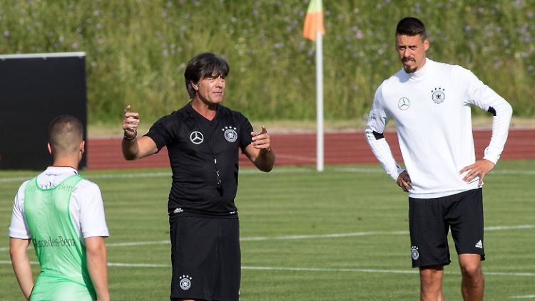 Wagner (r.) hört noch mal genau hin, wieviele Tore er gegen San Marino schießen soll.