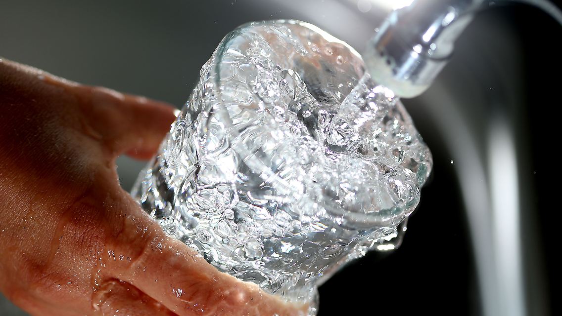 Wasser aus der Leitung könnte deutlich teurer werden, warnt der Bundesverband der Versorger.