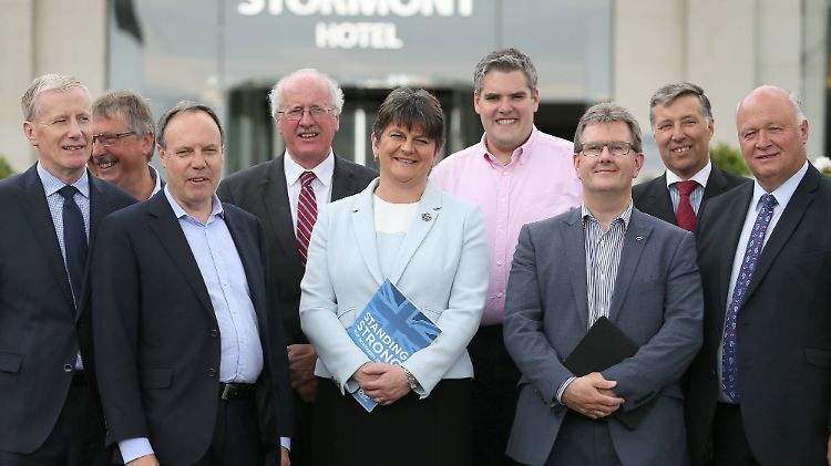 DUP-Parteichefin Arlene Foster (M.) und weitere Abgeordnete der Partei.