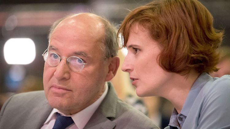 Gregor Gysi, und Linken-Chefin Katja Kipping beim Parteitag in Hannover.