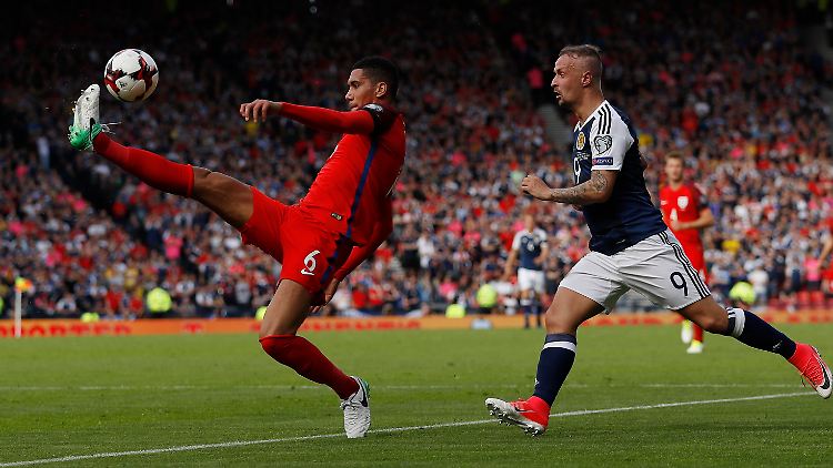 Englands Chris Smalling (l.) kämpft mit Leig Griffith um den Ball.