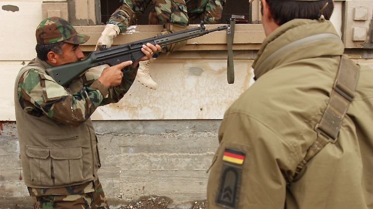 Irakische Milizionäre wurden im Kampf gegen den IS an deutschen Waffen ausgebildet und mit diesen versorgt.