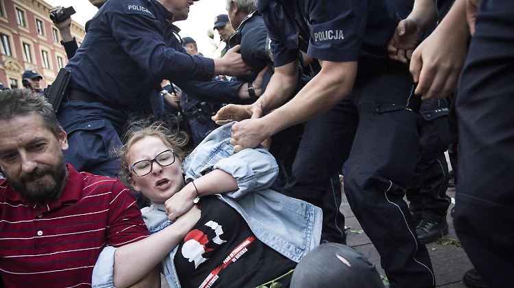 Der Innenminister verteidigte das Gesetz, das "mehr Ruhe und Ordnung auf den Straßen" garantieren solle. 